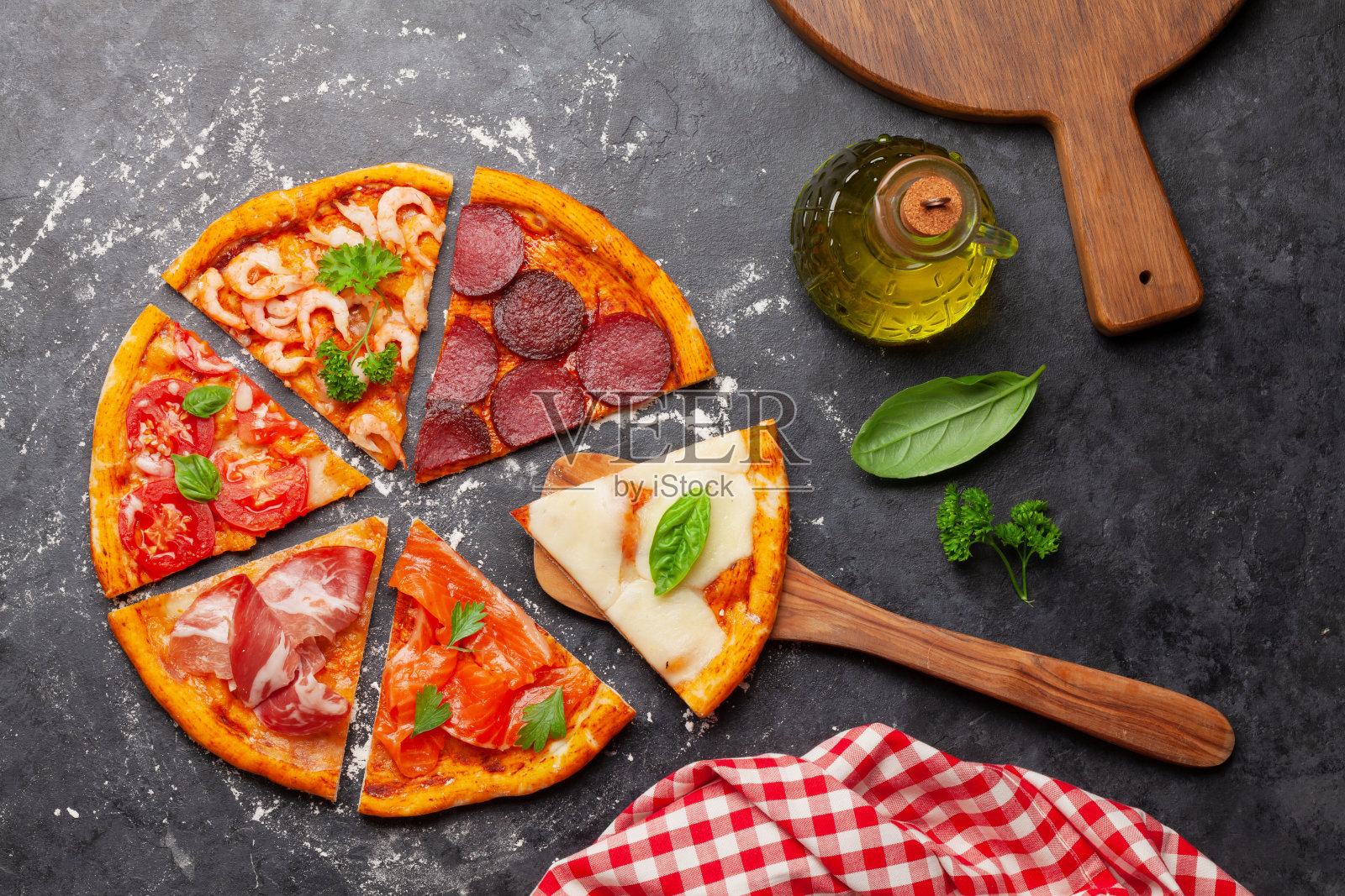 美味的不同披萨片照片摄影图片