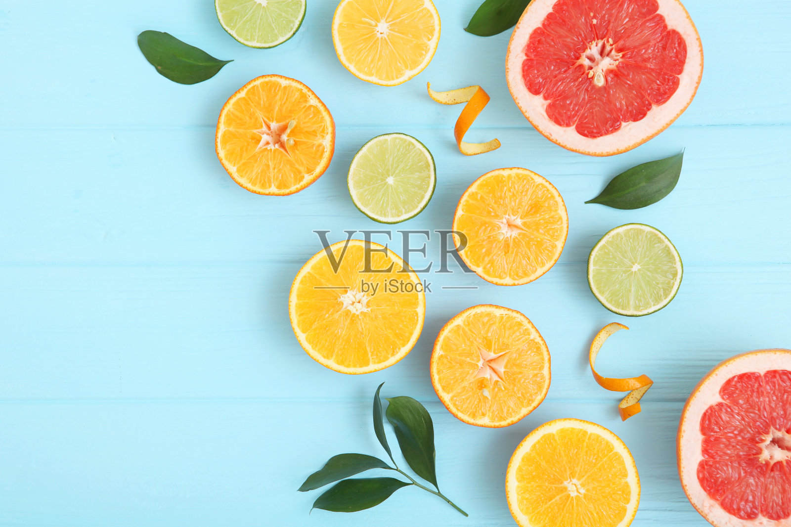 不同的柑橘和多汁的切片在一个彩色的背景俯视图。插入文本的位置。照片摄影图片