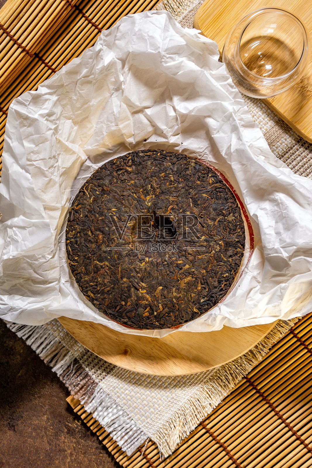 中国普洱茶发酵压榨。健康营养和抗氧化饮料。照片摄影图片