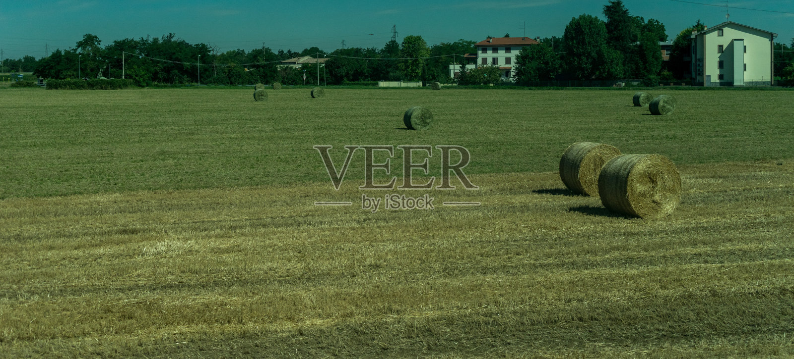 意大利，从拉斯佩齐亚到卡斯特鲁斯的火车，一捆干草放在田野上照片摄影图片