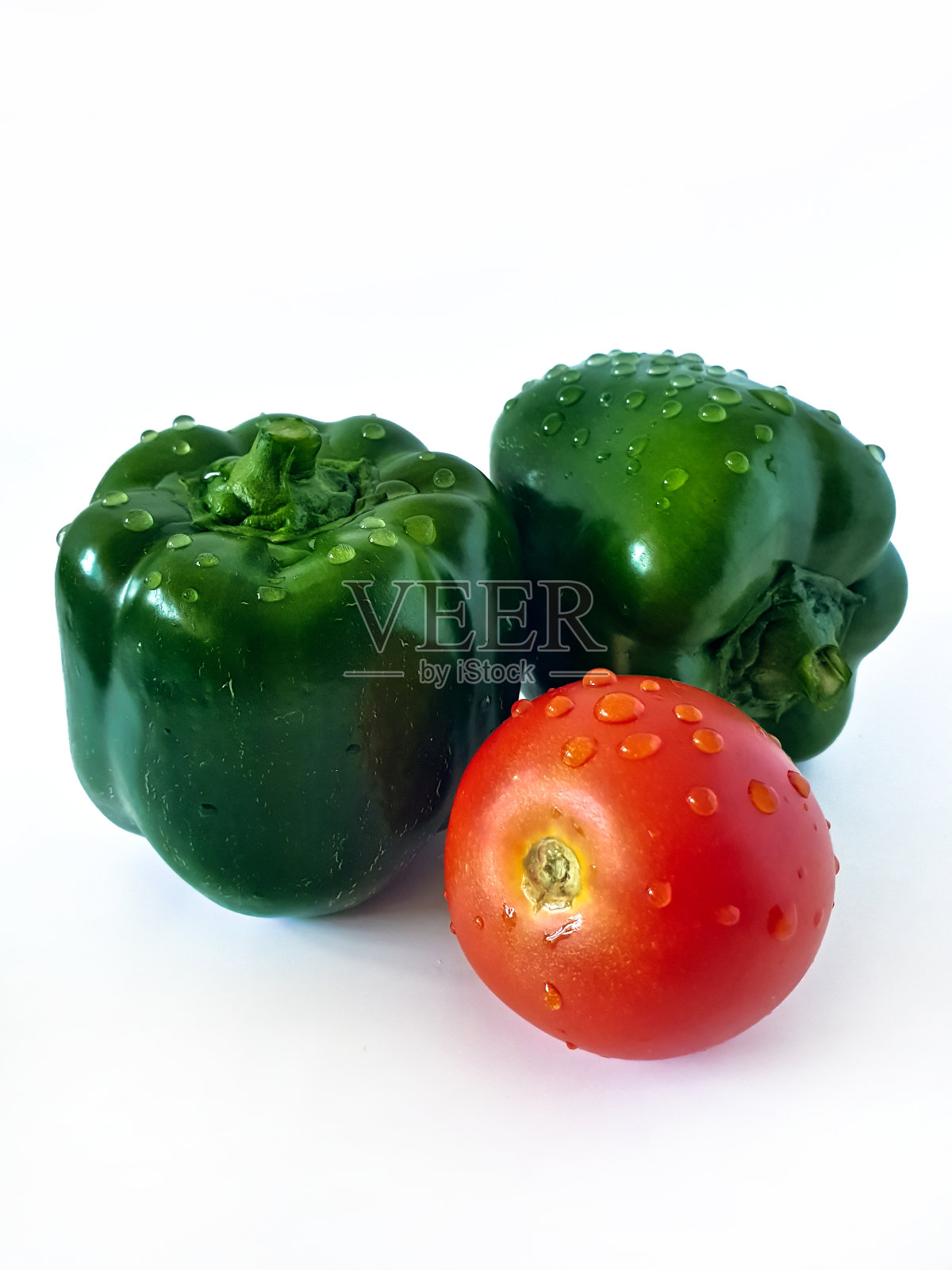 白色背景上的新鲜有机番茄和辣椒照片摄影图片