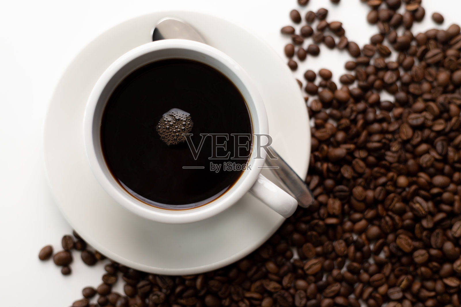 咖啡豆的背景与复制空间和白色的咖啡杯照片摄影图片