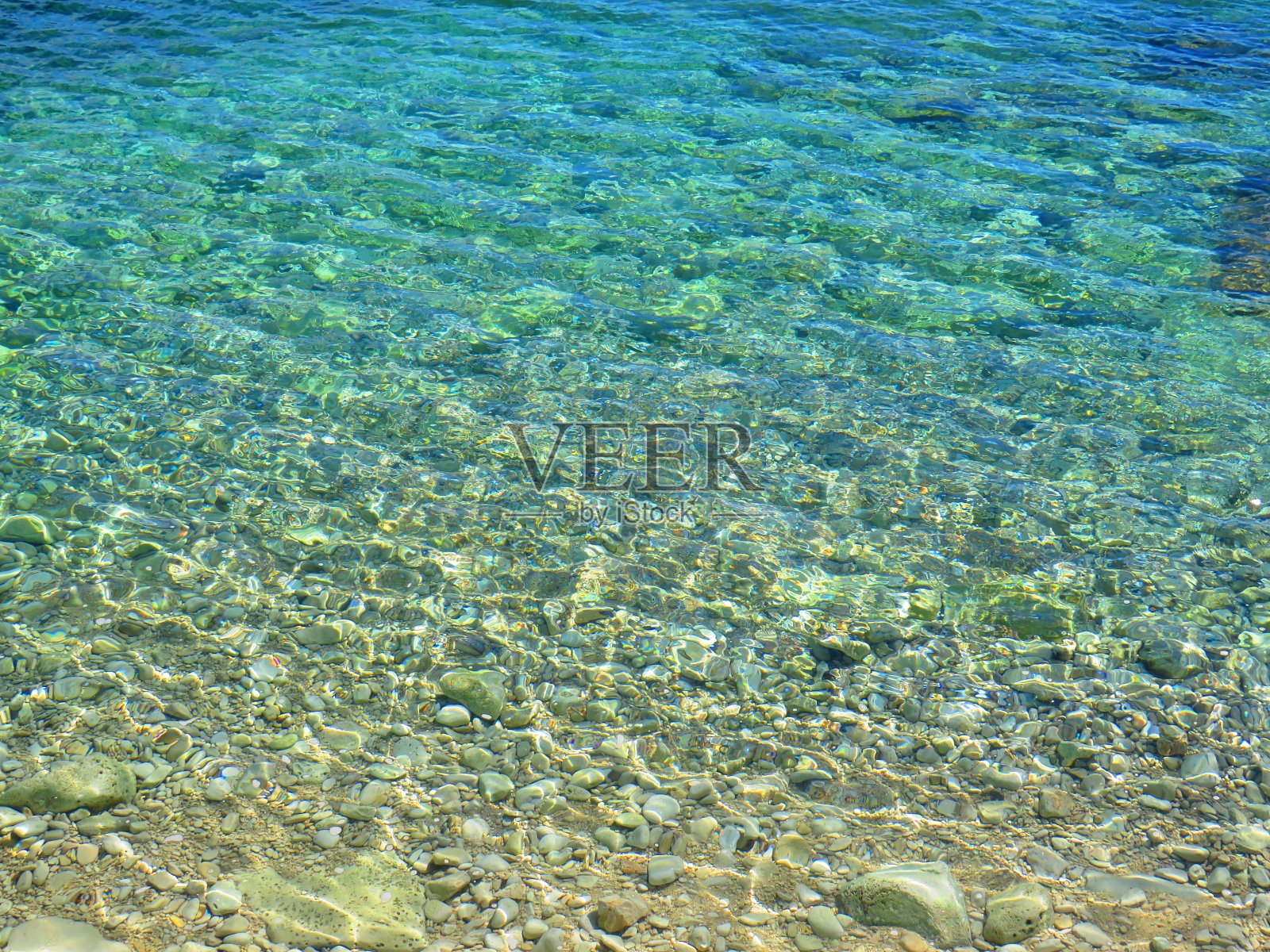 克罗地亚伊斯特里亚的石头海岸、岩石海滩和大海照片摄影图片