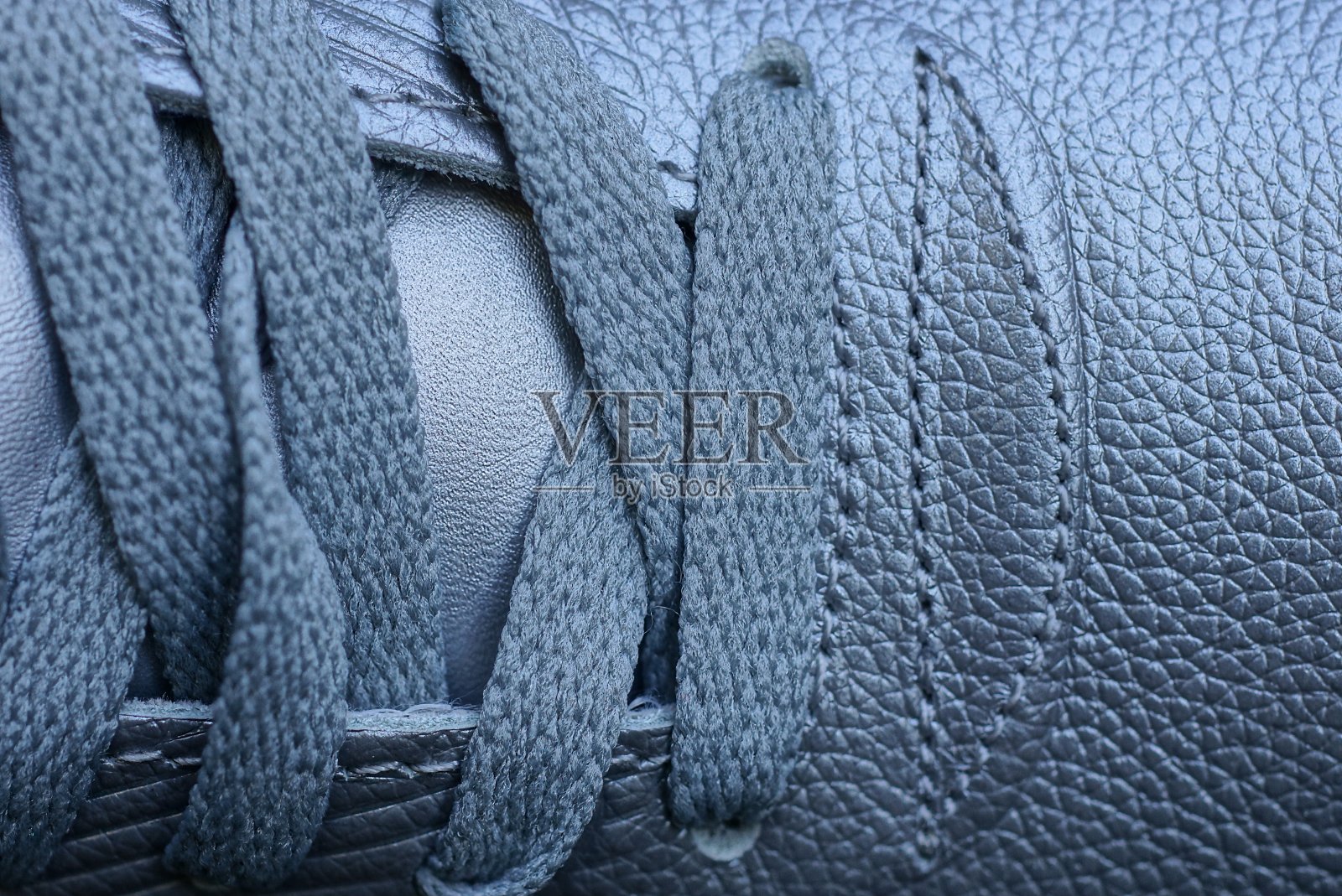 有花边和灰色皮革的运动鞋照片摄影图片