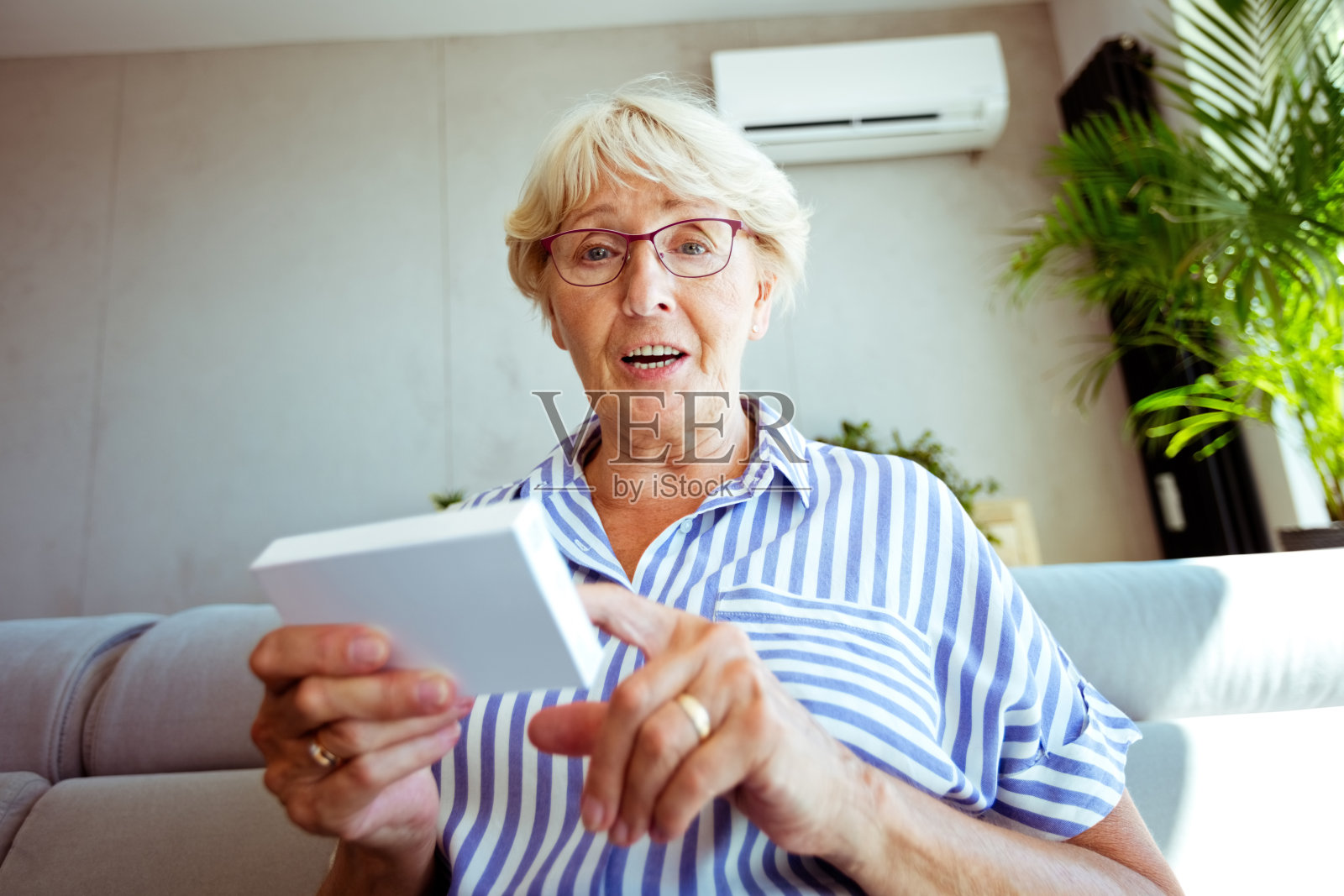 视频通话中的资深女士照片摄影图片