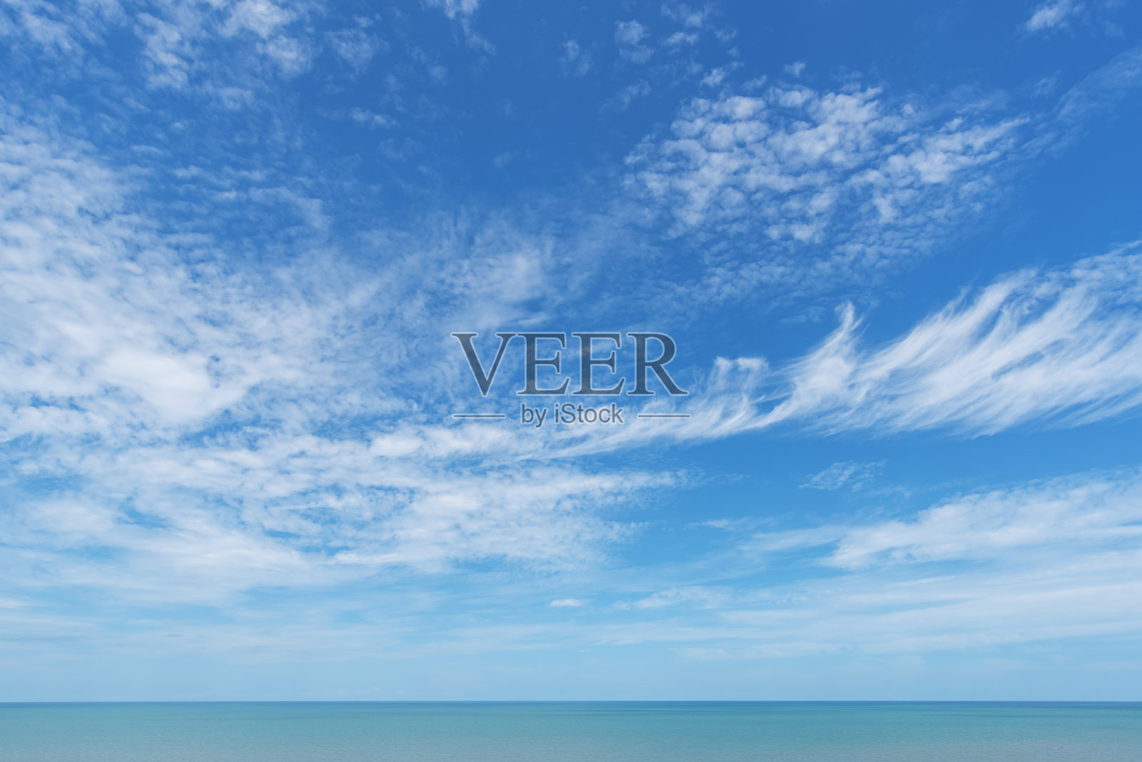 热带海洋和晴朗的天空背景照片摄影图片