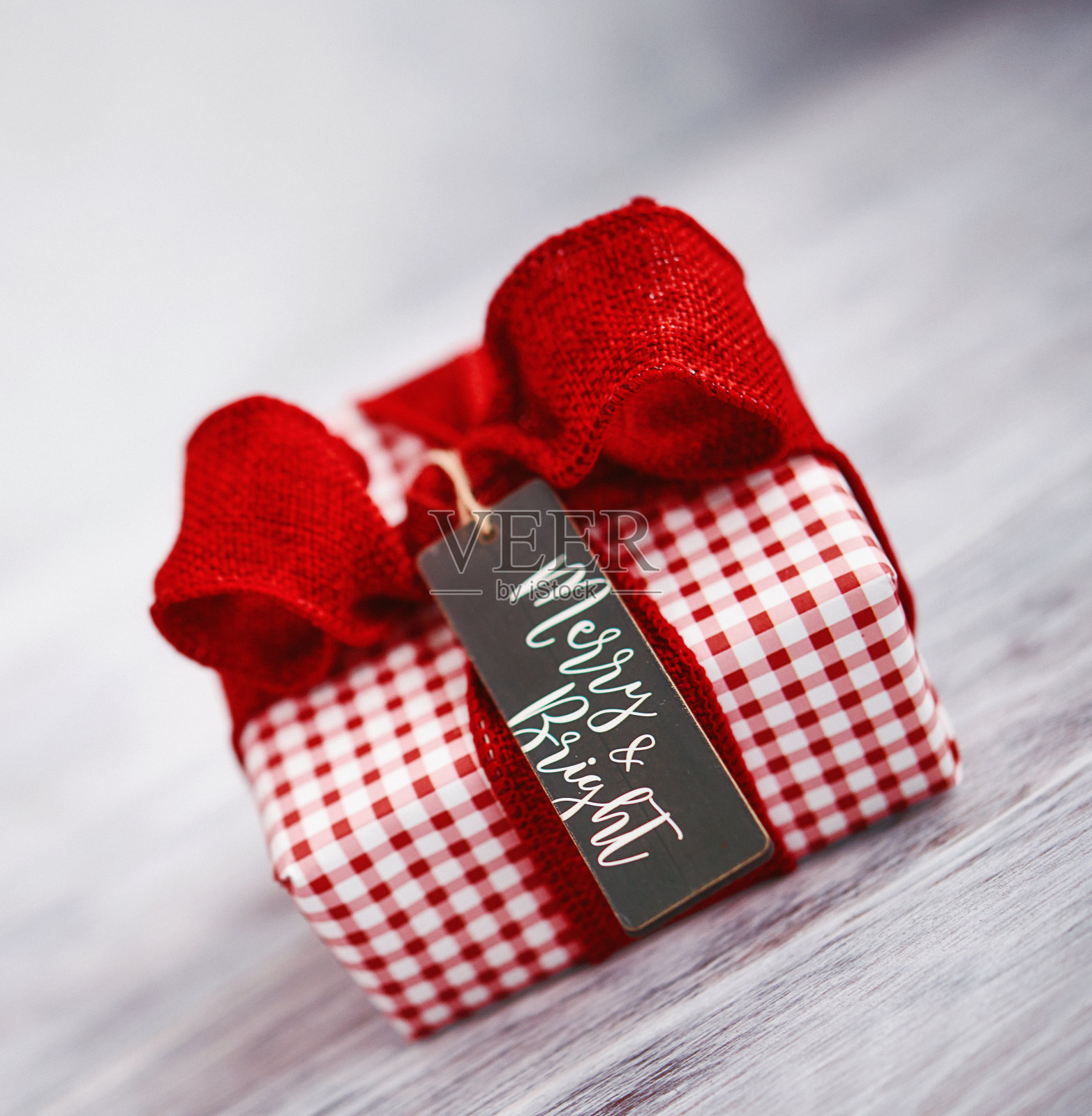 简单的礼物与信息在明亮的背景照片摄影图片