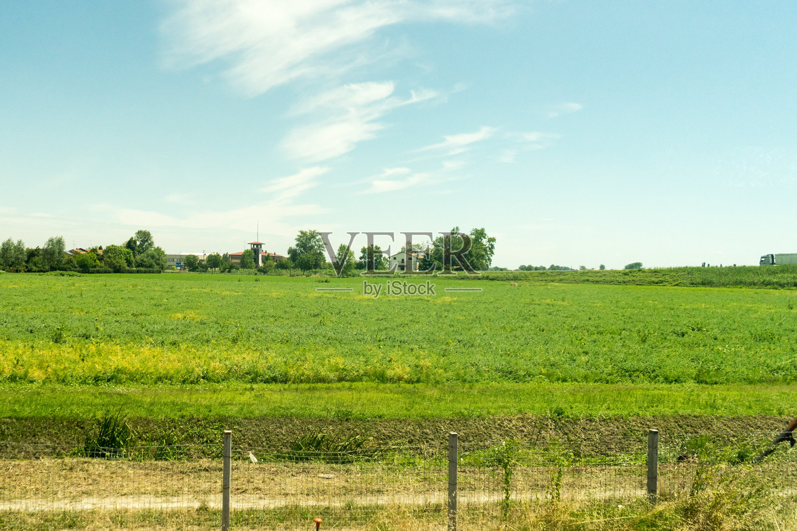 从拉斯佩齐亚到博尔扎诺的火车旅行中看到的意大利郊区照片摄影图片