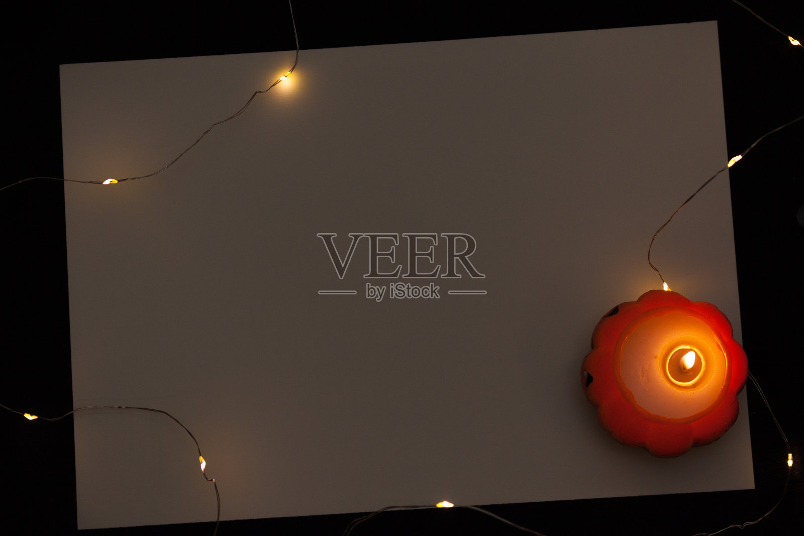 万圣节背景与南瓜，部分灯光，复制空间。照片摄影图片