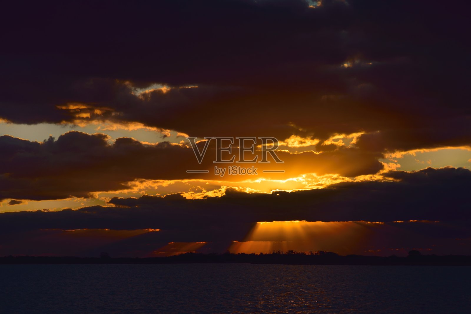 阿萨提格岛的戏剧性日出照片摄影图片