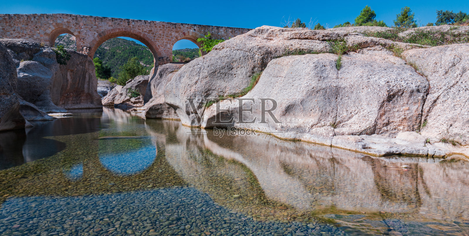 西班牙河上的石桥令人惊叹的风景照片摄影图片