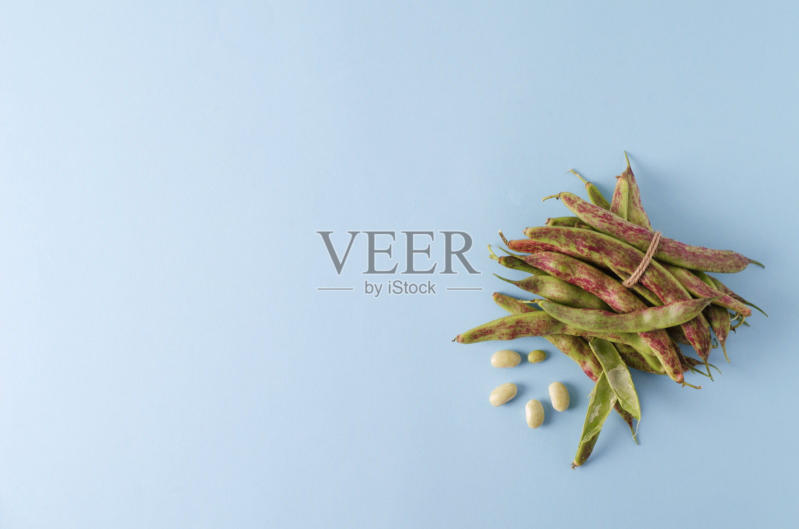 青豆豆荚和黄麻绑在蓝色的背景上。复制空间，文本空间，平铺照片摄影图片