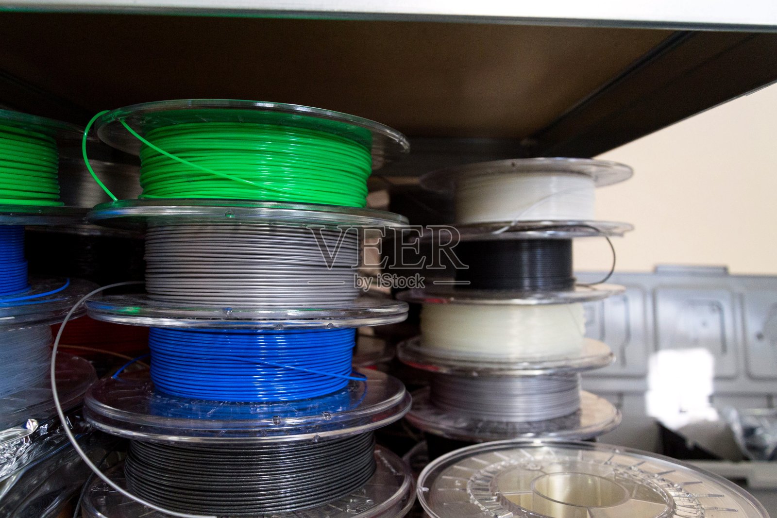 不同颜色的3d打印丝堆在金属架子上照片摄影图片