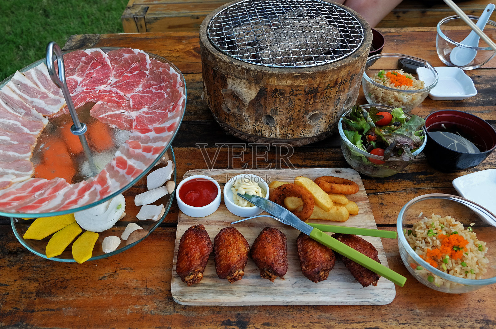 烤肉配蒜蓉饭，汤，沙拉和鸡翅照片摄影图片