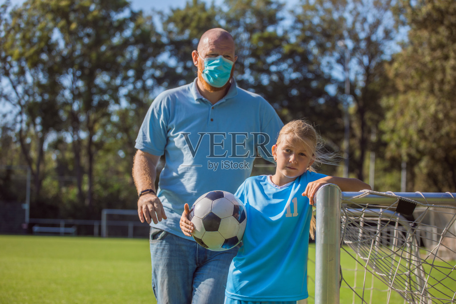 科罗娜为运动父亲和女儿练习照片摄影图片
