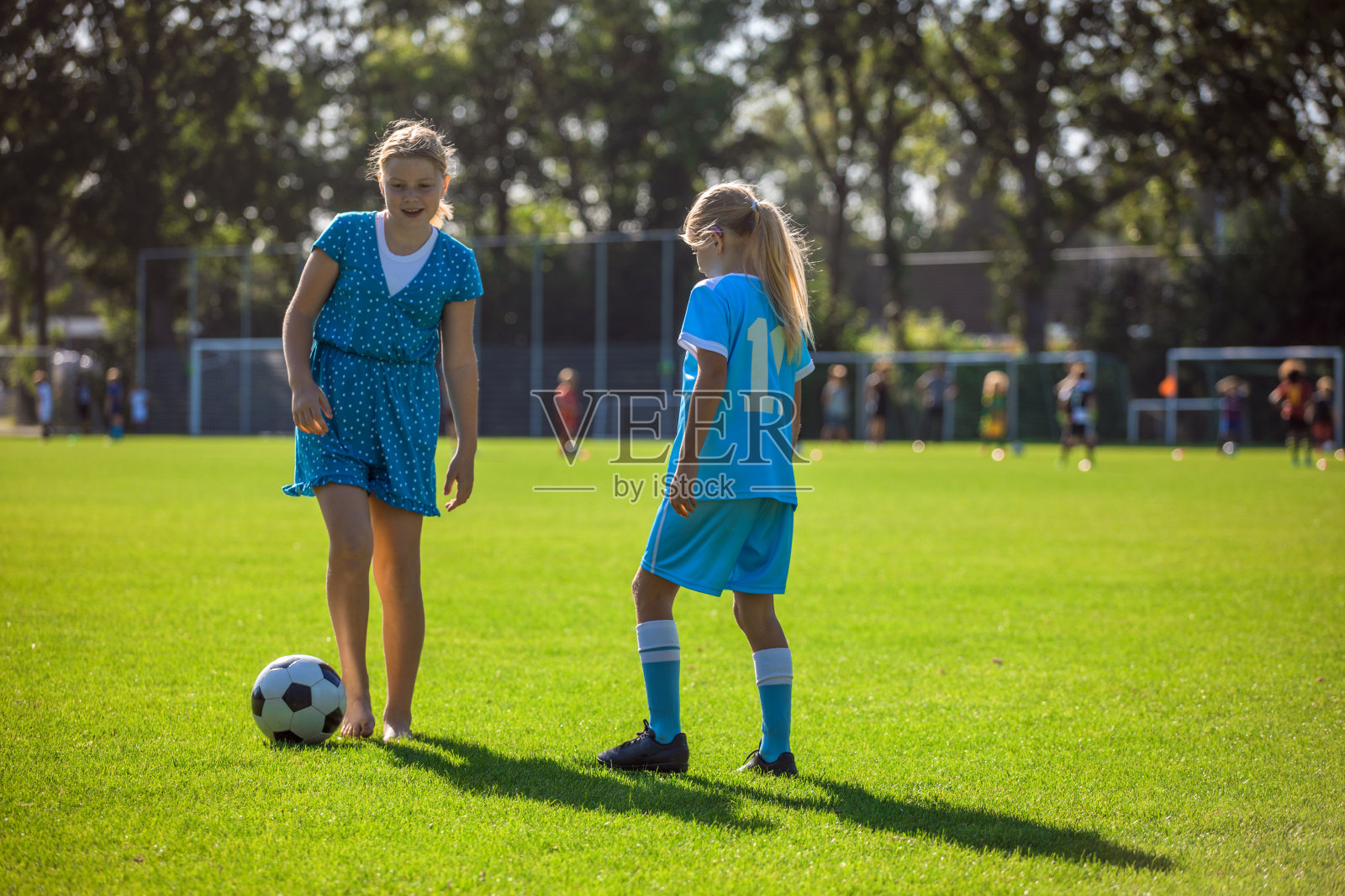 年轻的荷兰女学生在玩足球照片摄影图片