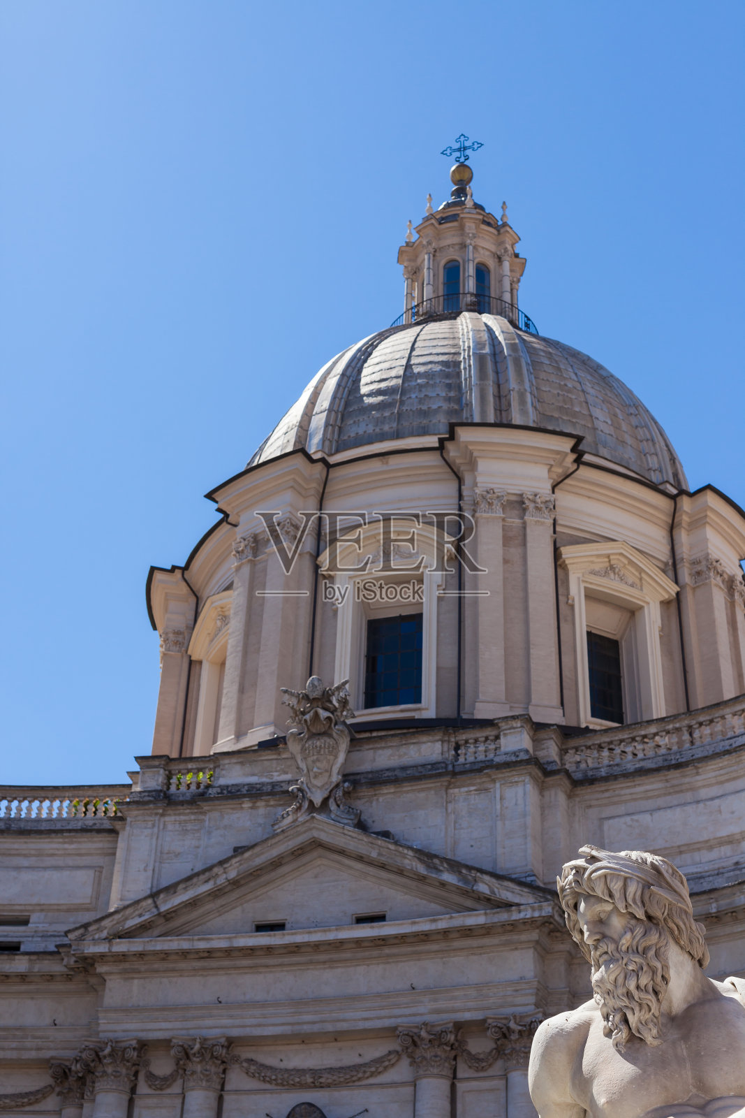 有雕塑的纳沃纳广场和圣阿格内斯教堂。照片摄影图片