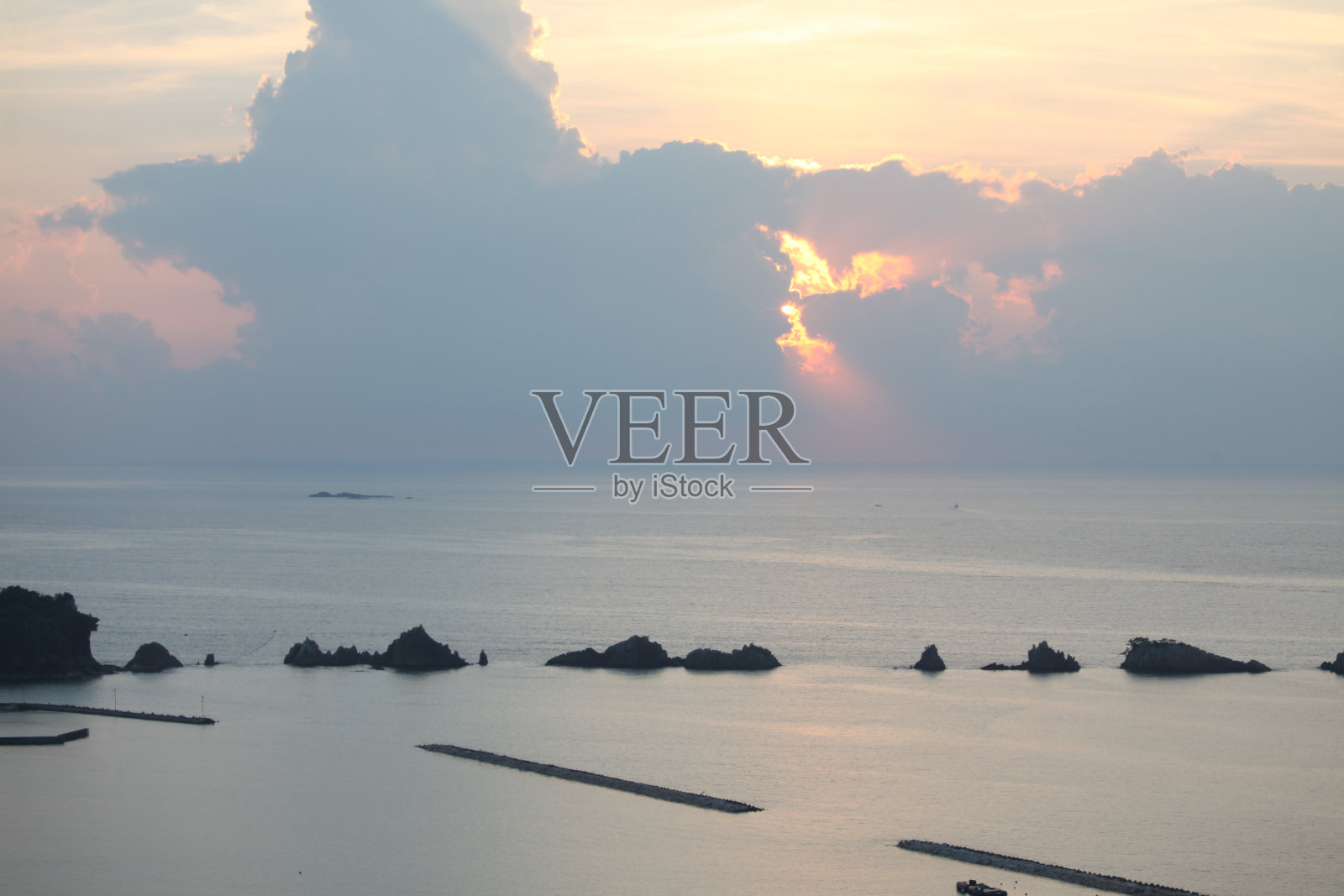 早上在日本和歌山的海上有著名的岩石桥奎瓦照片摄影图片