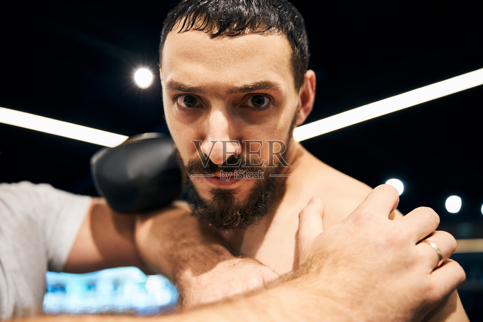 严肃的拳击手挥拳威胁其他拳击手照片摄影图片