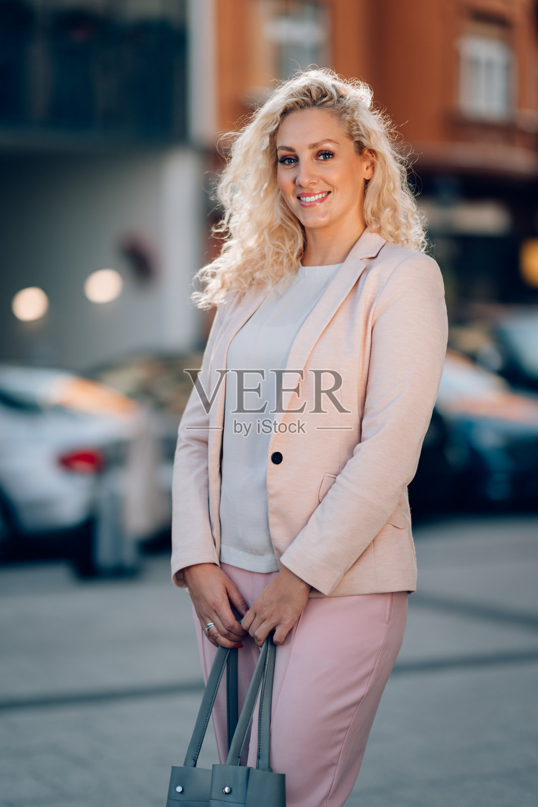 年轻的女商人站在街上的肖像照片摄影图片