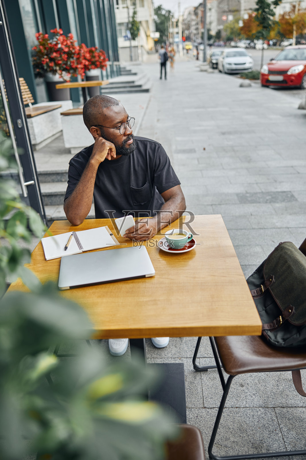 一个人在户外咖啡馆放松的体贴人照片摄影图片