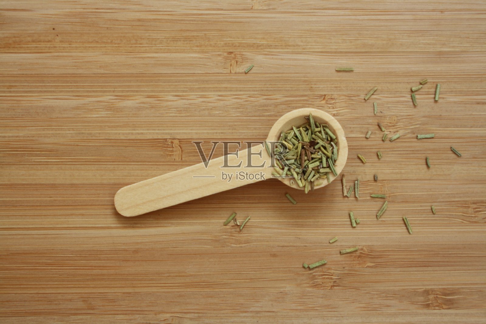 木勺里放干迷迭香照片摄影图片