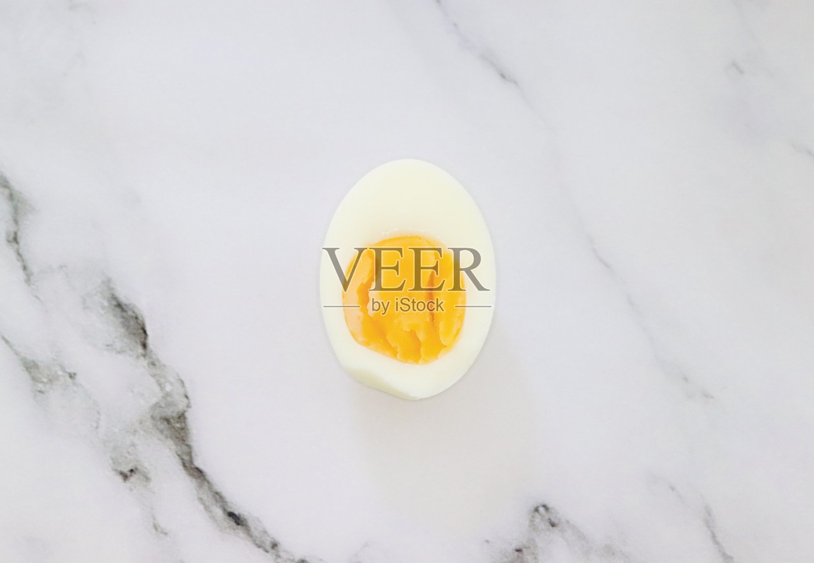 在大理石背景上切成两半的煮鸡蛋照片摄影图片