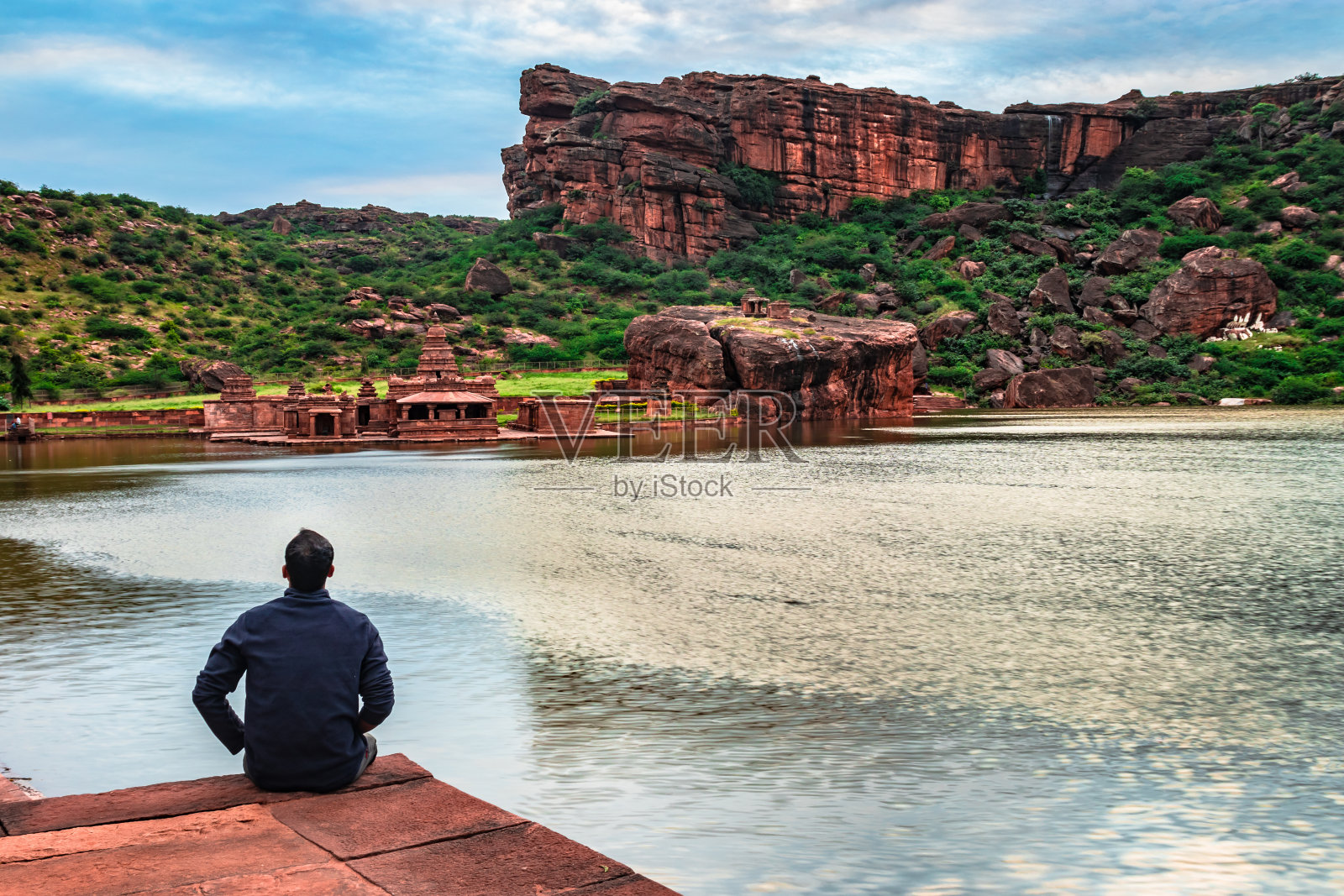 黎明时分，人们坐在湖边观赏大自然照片摄影图片