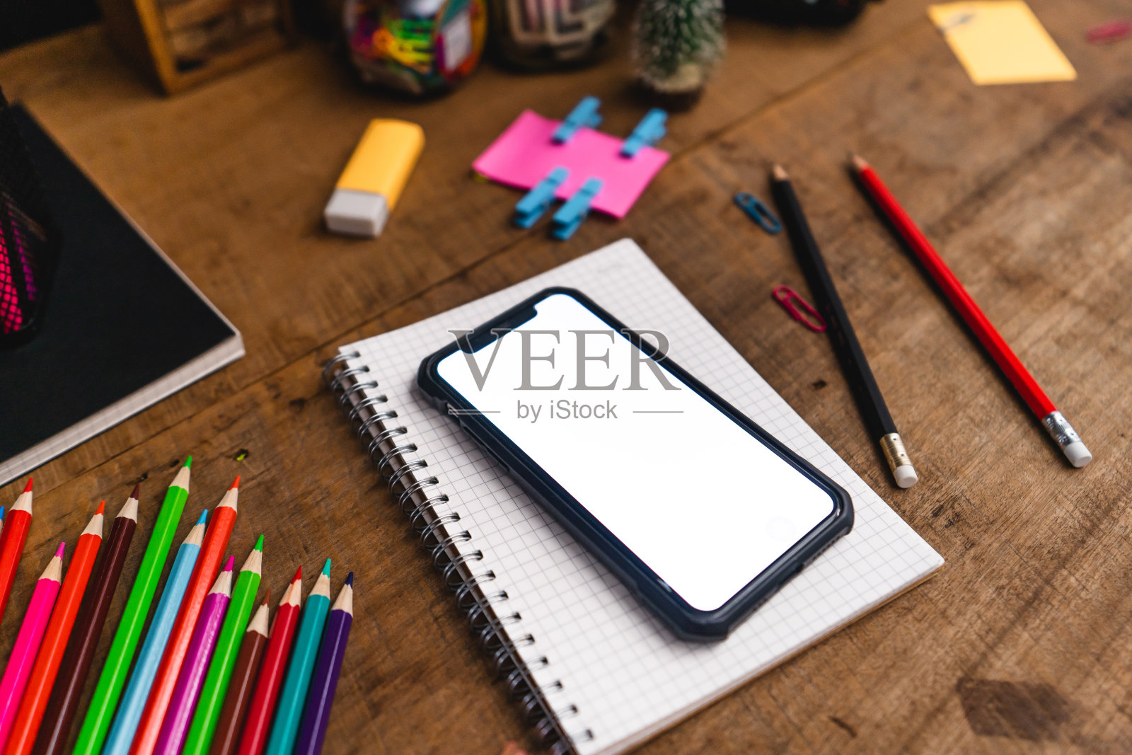 桌上的智能手机，绿色设备，模型照片摄影图片