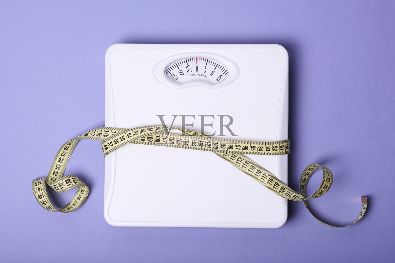 地板秤和卷尺上的彩色背景俯视图。健康生活理念，健康饮食。体重控制。照片摄影图片