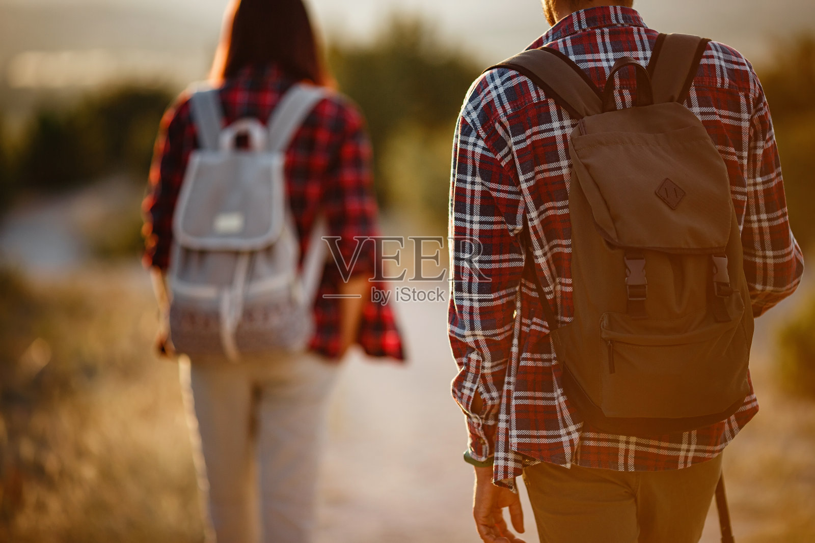 肖像快乐的年轻夫妇有乐趣的徒步旅行。白种人和亚洲远足夫妇享受自己的暑假照片摄影图片