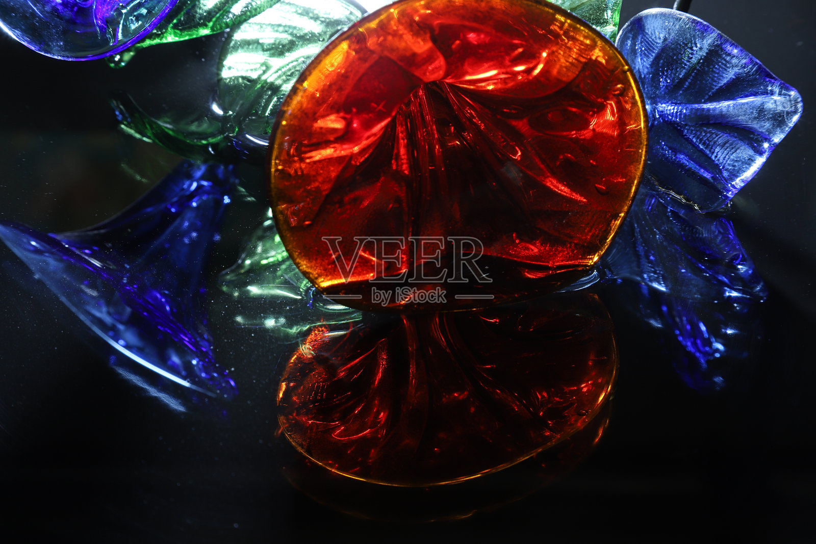 玻璃做的牵牛花，背景是黑色照片摄影图片