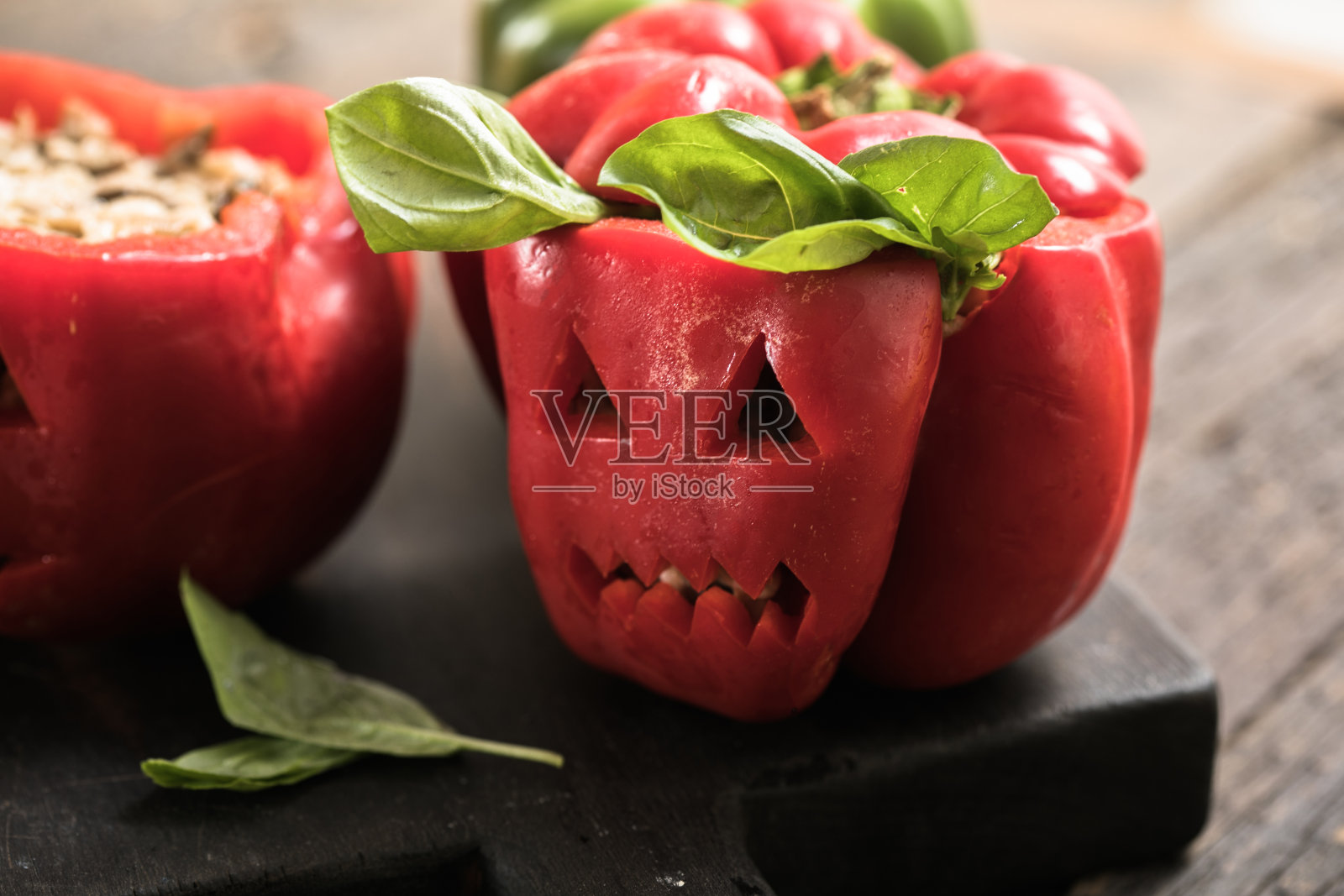 万圣节用的生铃铛纸。照片摄影图片