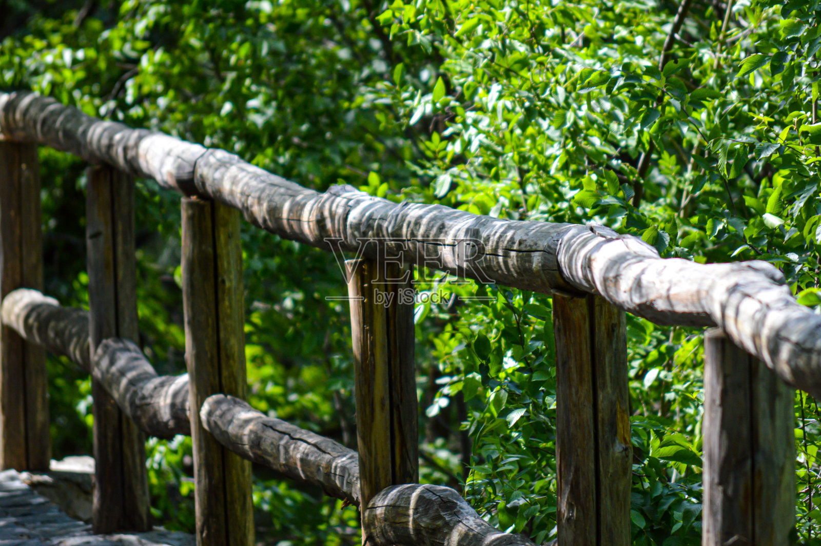 木栅栏的背景。夏天的时候，木栅栏饱经风霜。照片摄影图片