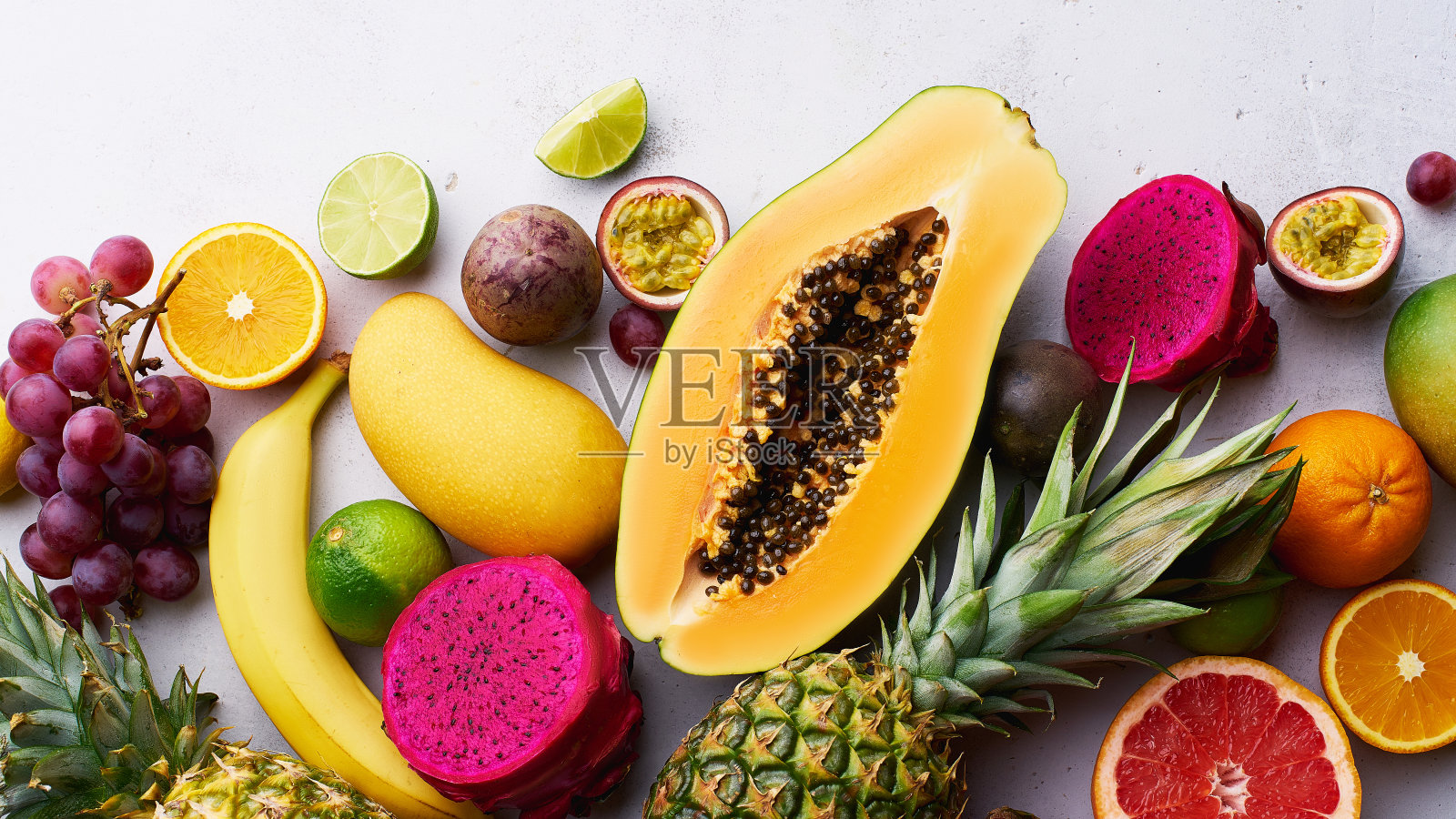 平铺着各种新鲜的热带水果照片摄影图片