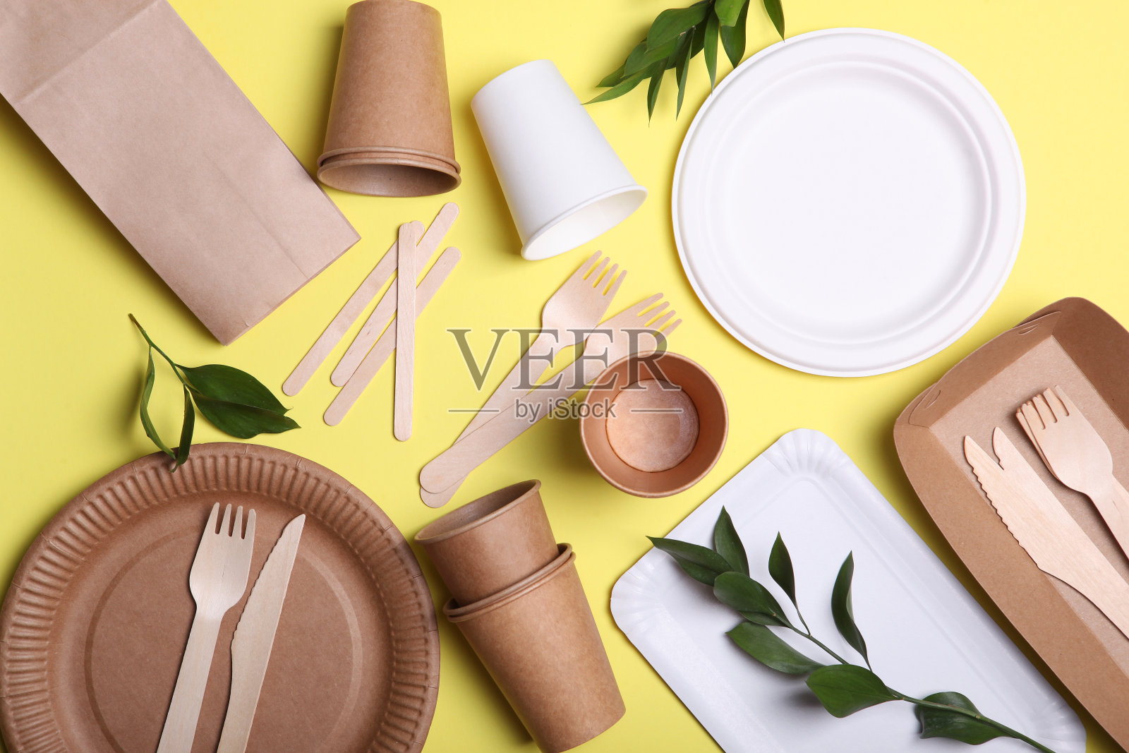 生态友好的菜肴在一个彩色的背景俯视图。环保的一次性餐具。拯救地球的理念，拒绝使用塑料照片摄影图片