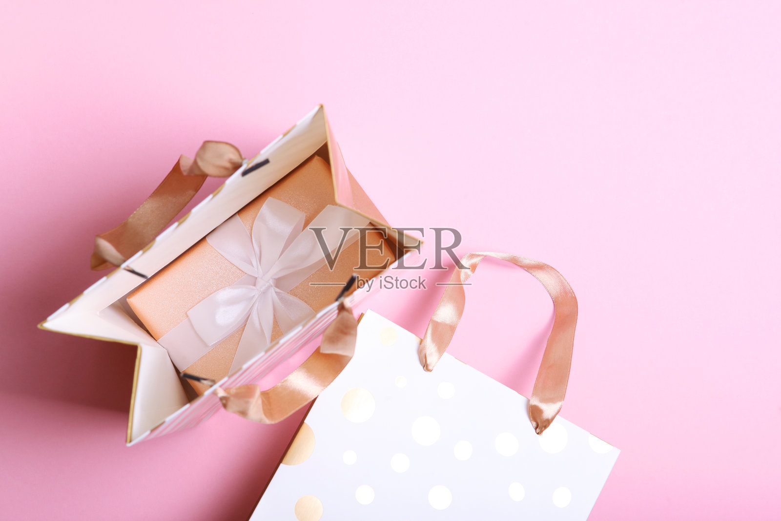 包装上的购物彩色背景俯视图。极简主义，放置文本。照片摄影图片