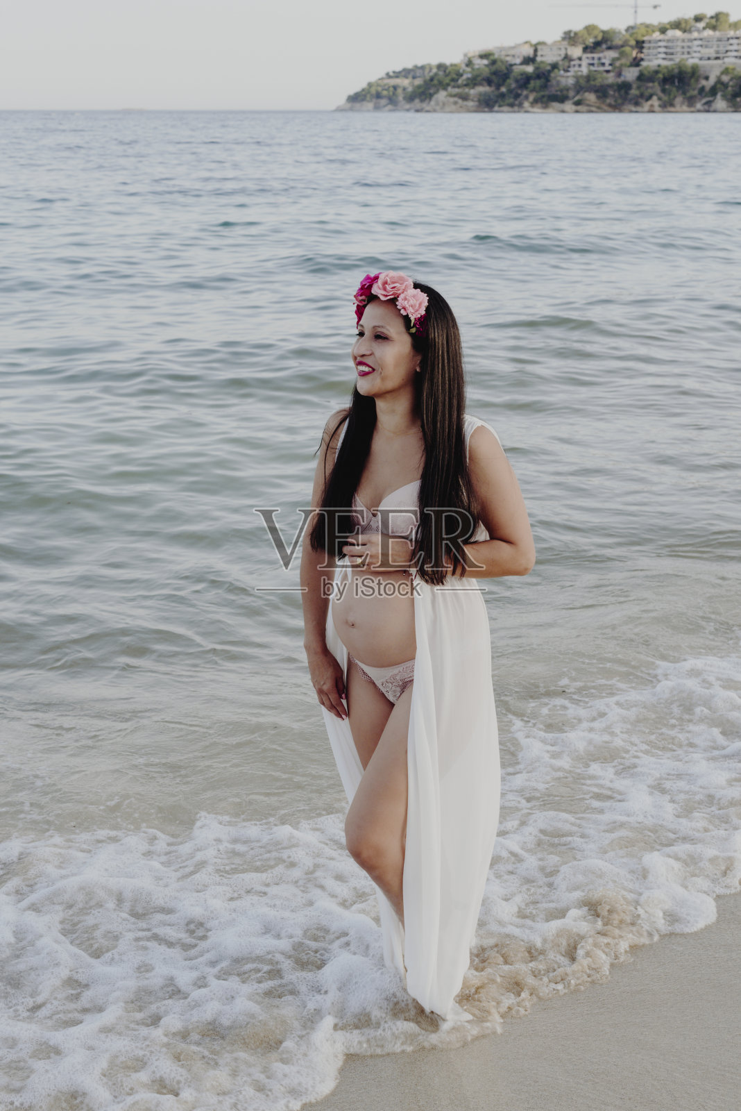 在海边的怀孕母亲照片摄影图片