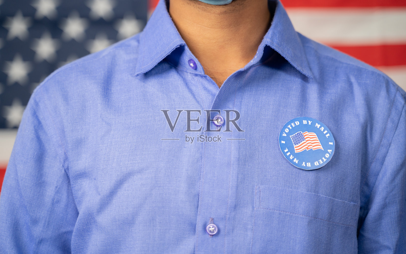 我通过邮寄标签投票，在他的标签上以美国国旗作为背景-美国选举的概念，邮寄投票或邮寄投票照片摄影图片