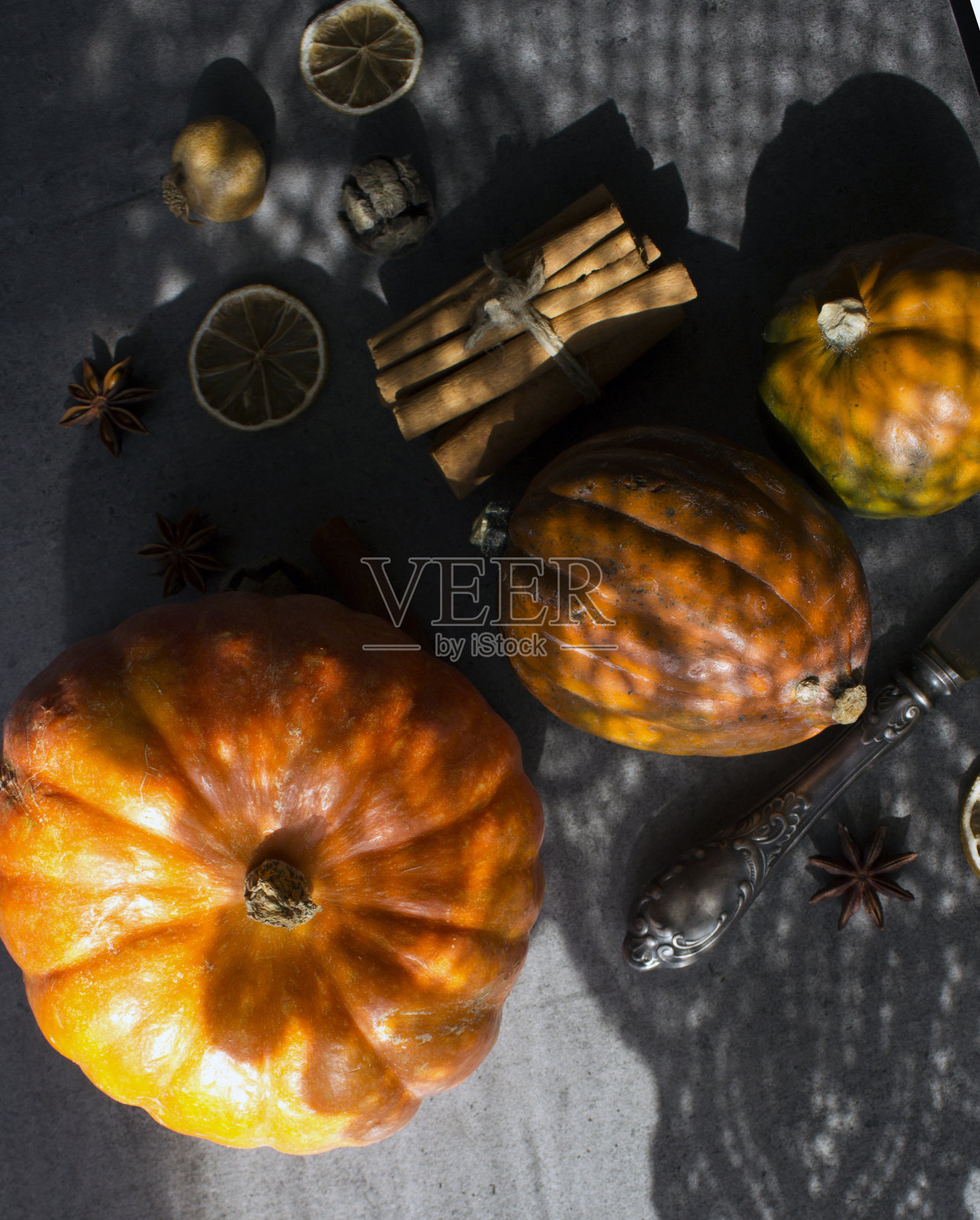 桌子上的苹果和南瓜照片摄影图片