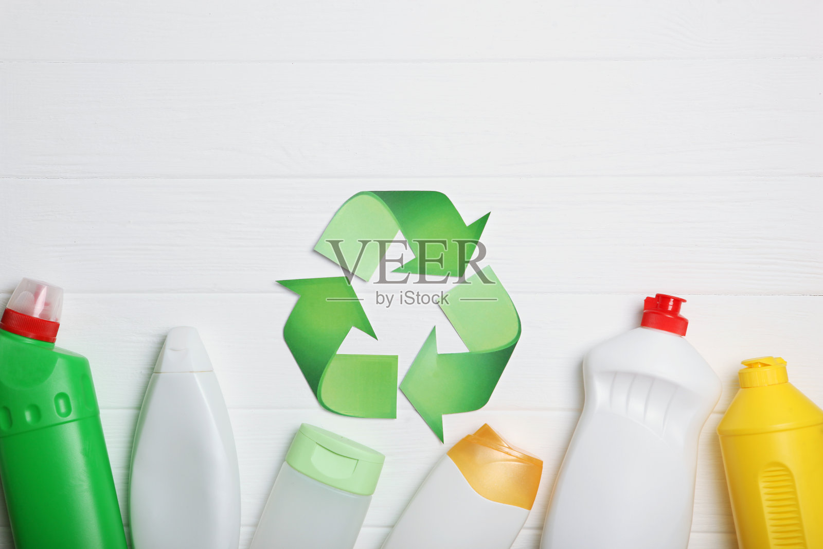 不同类型的垃圾和回收标志上的彩色背景俯视图。保护自然的理念，垃圾分类分类。照片摄影图片