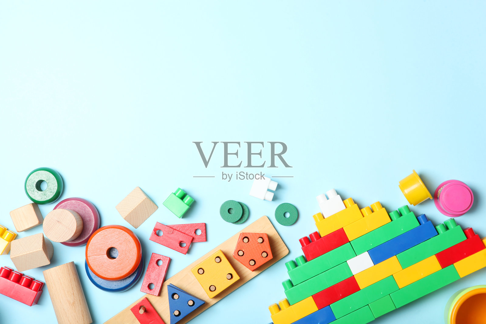 一组不同的儿童玩具上的彩色背景俯视图。一个插入文本的地方，极简主义。婴儿的背景。照片摄影图片