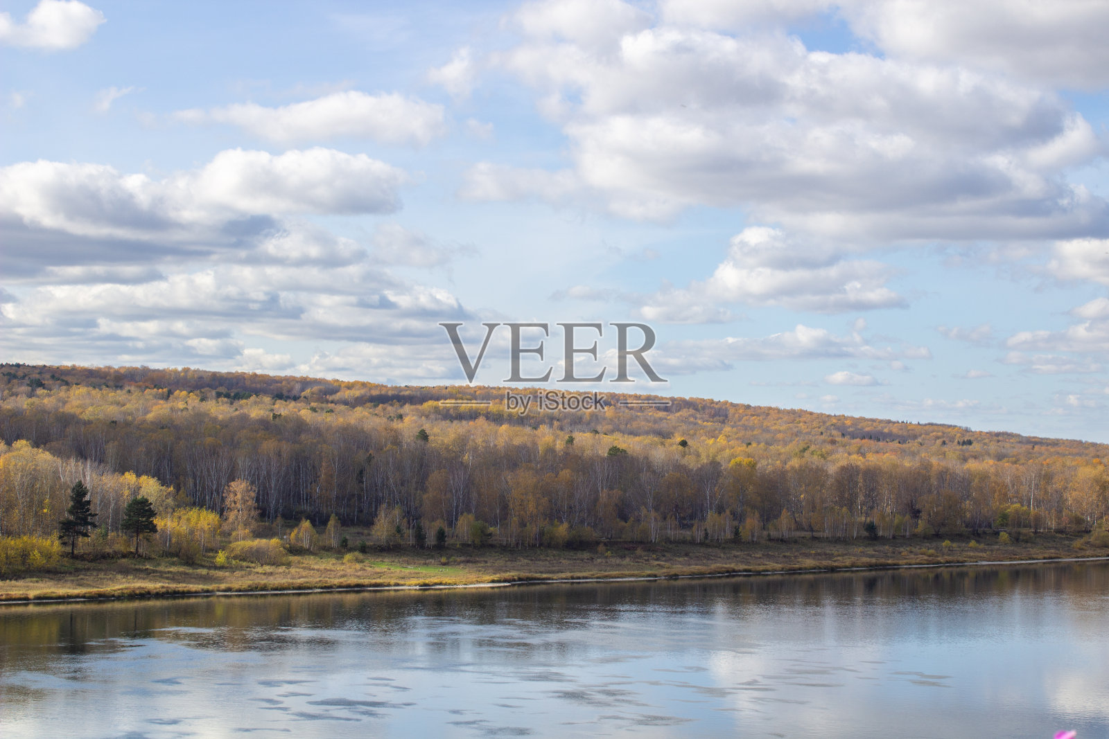 美丽的，宽阔的河林间秋色。照片摄影图片