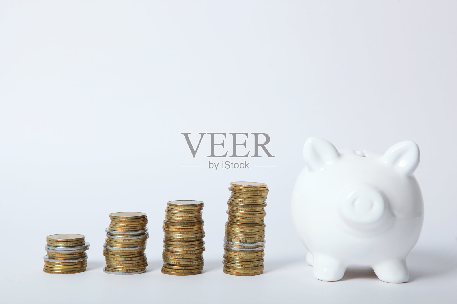 小猪储蓄罐和金币上的彩色背景。照片摄影图片