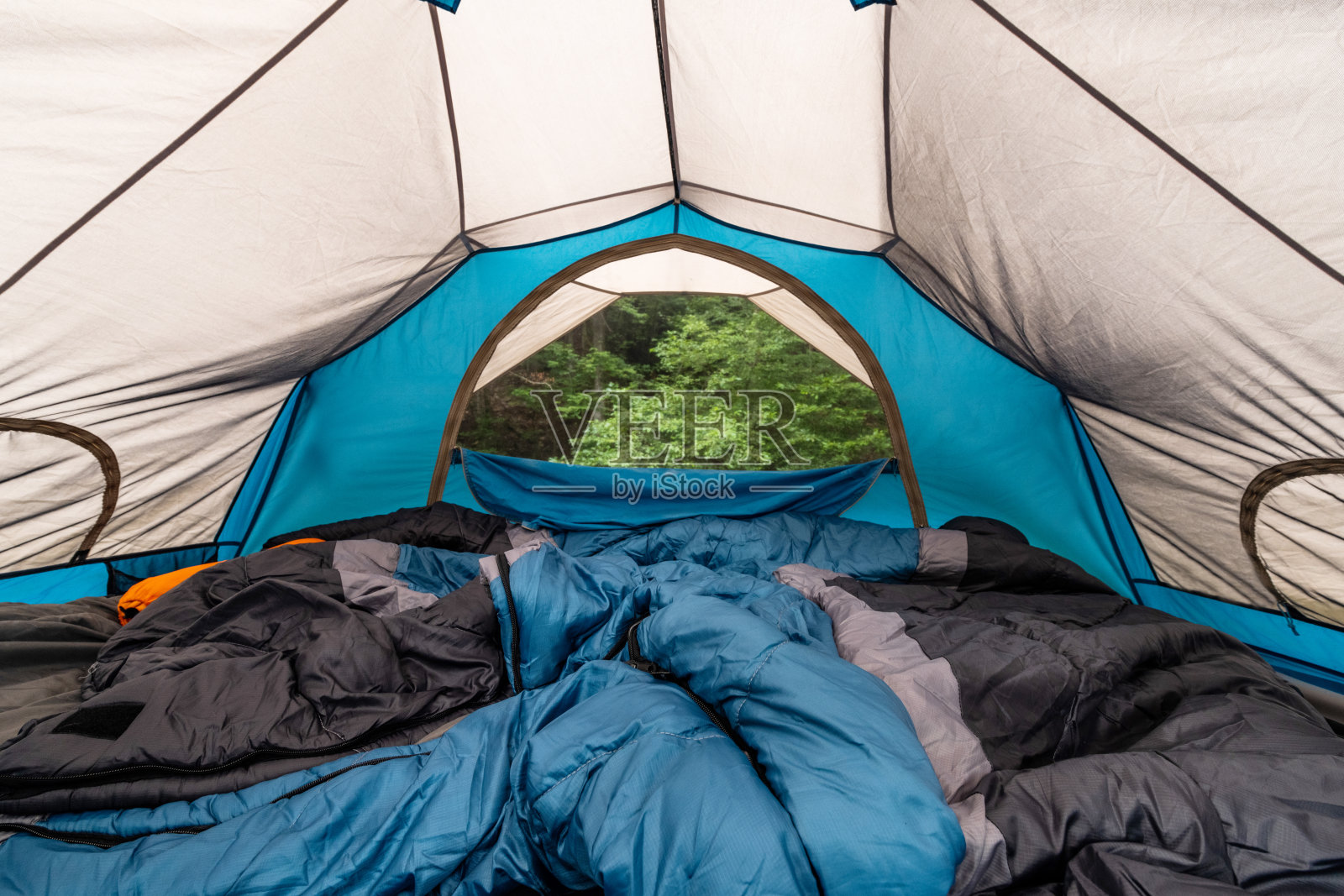 夏天的一个带睡袋的小圆顶帐篷的广角内景照片摄影图片