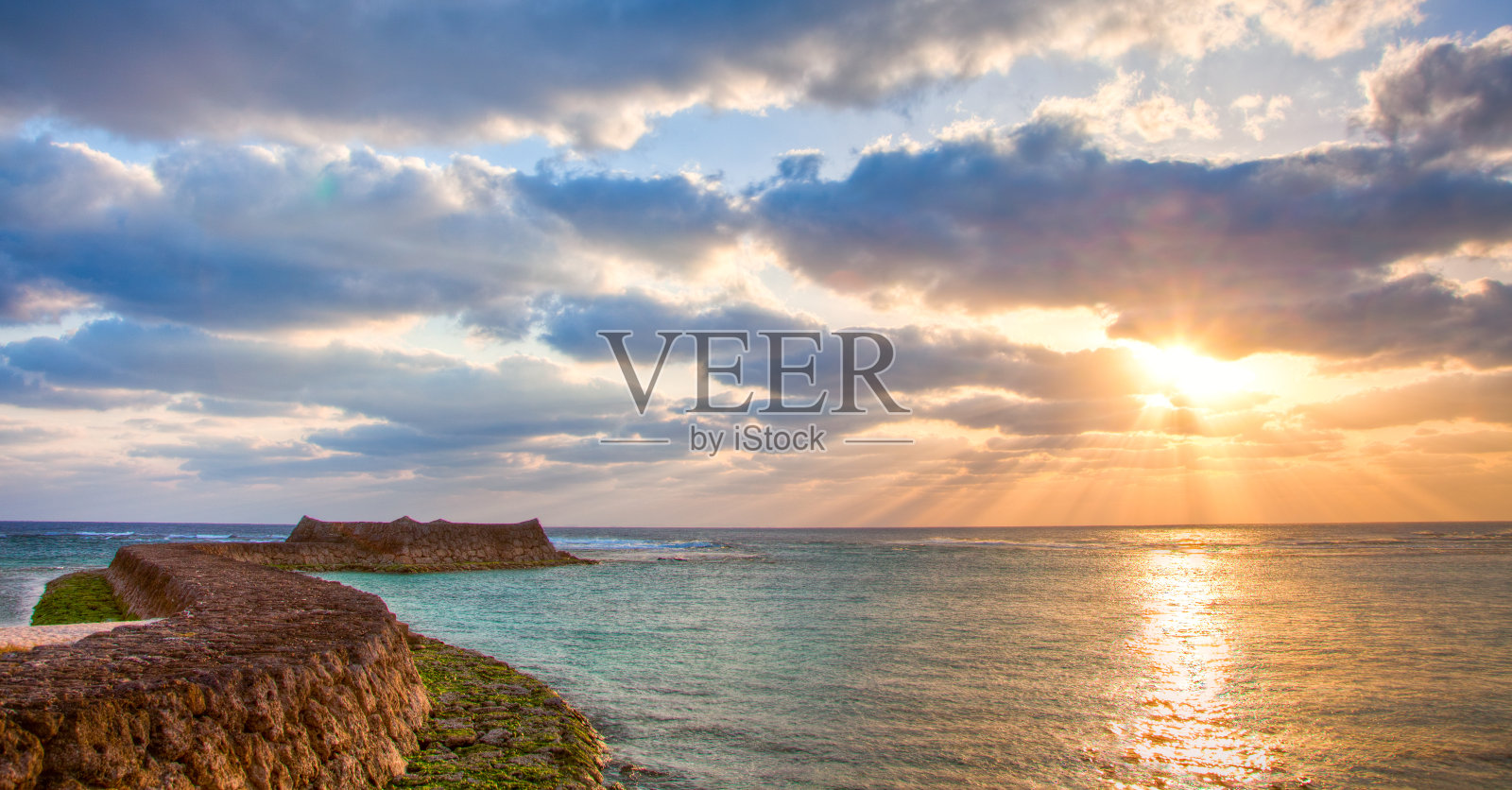 冲绳风格的码头上的日落照片摄影图片