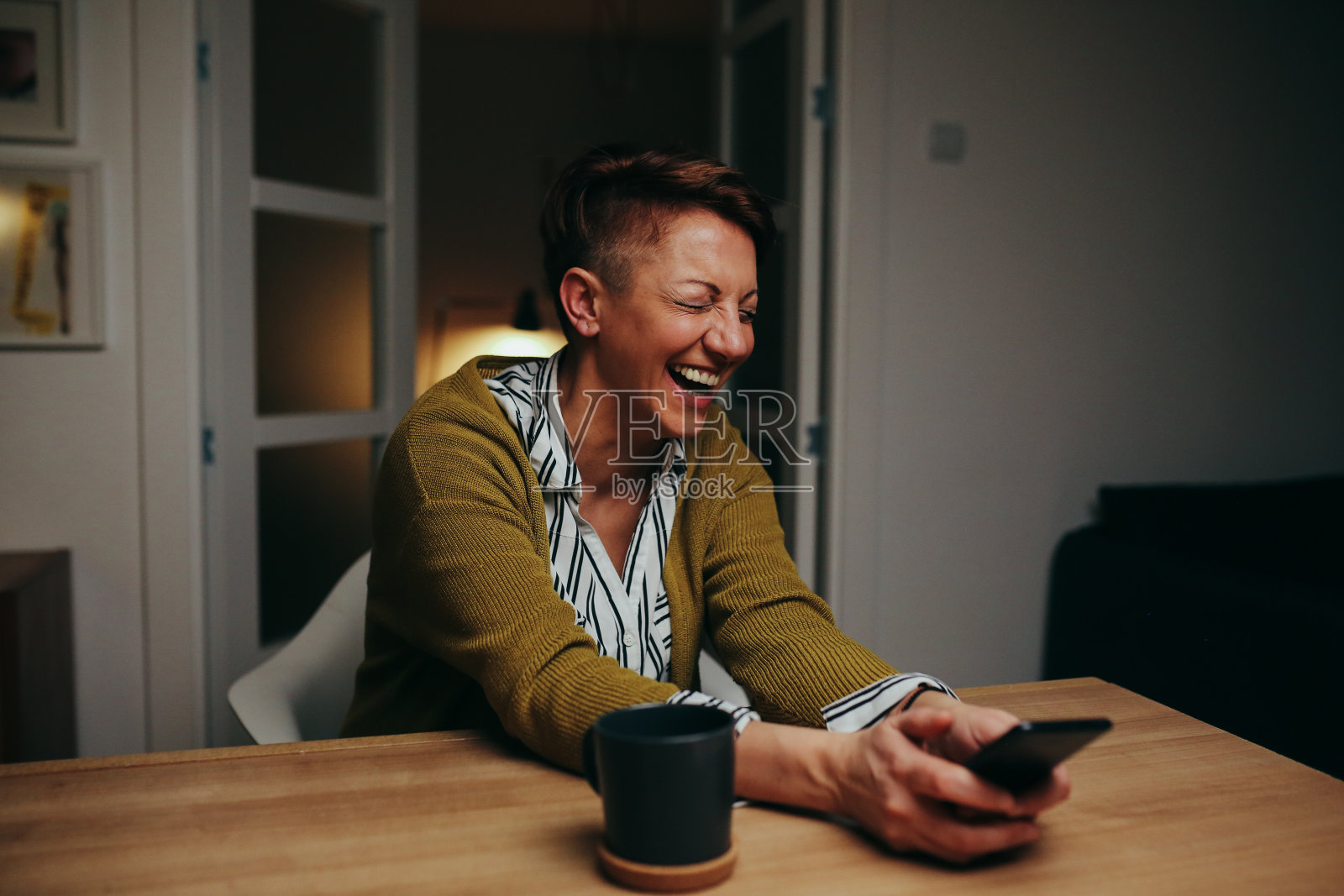女人在家里照片摄影图片