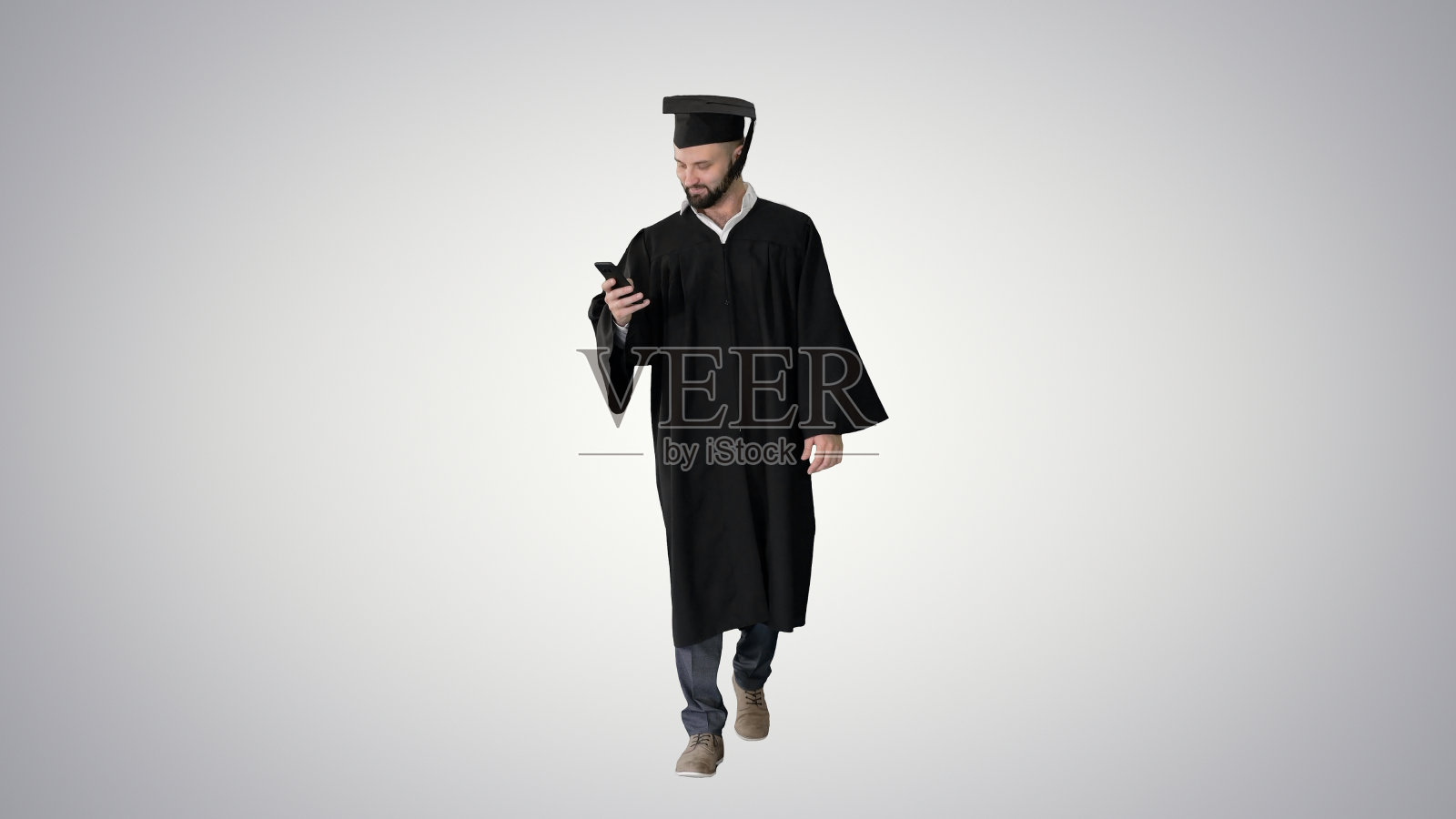 研究生边走边用手机发短信照片摄影图片