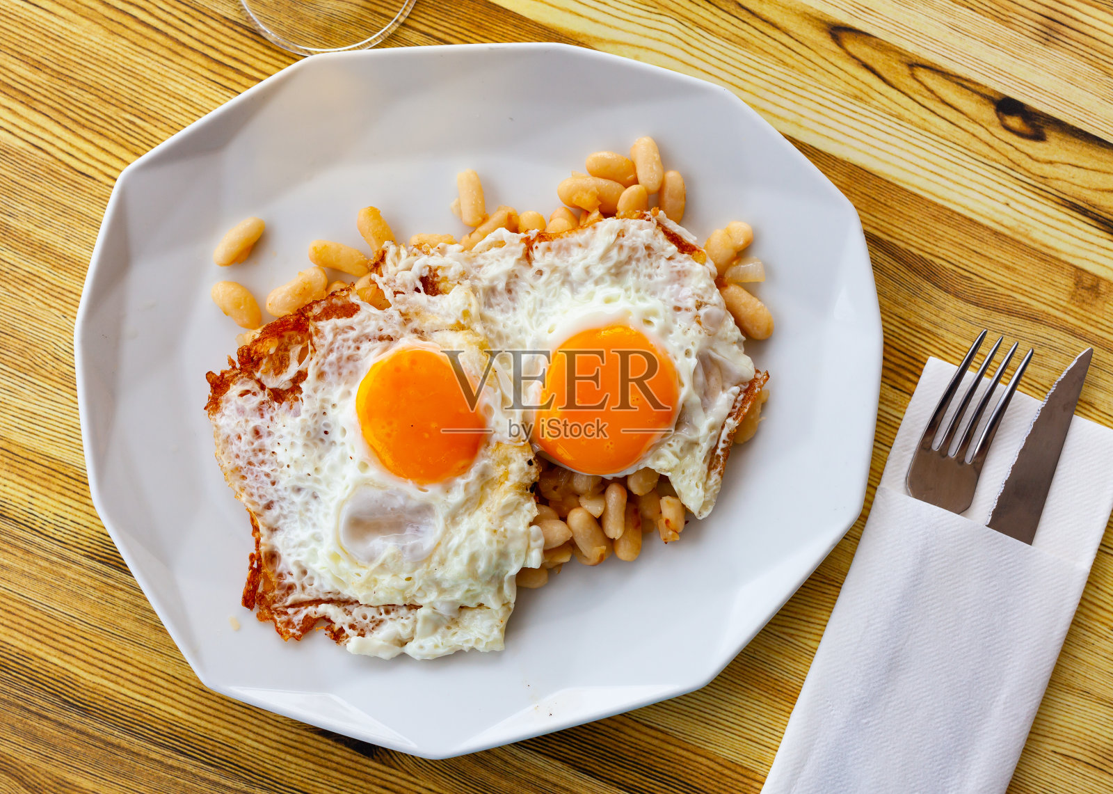 白盘炖豆煎蛋照片摄影图片