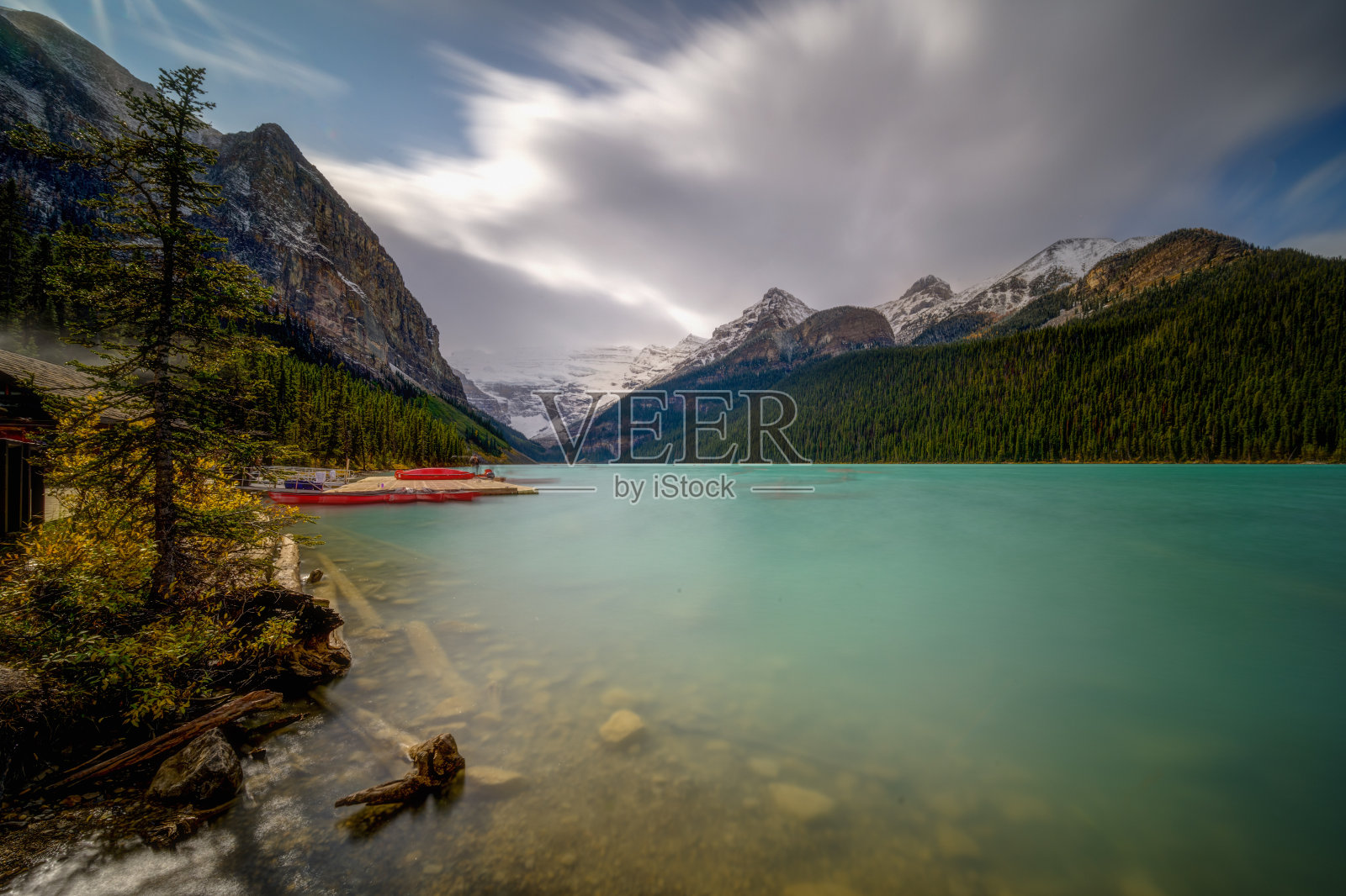 路易斯湖，班夫，加拿大阿尔伯塔省旅游目的地与绿松石水照片摄影图片